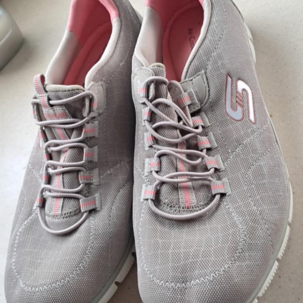 SKECHER WOMENS SHOES SIZE 8.5